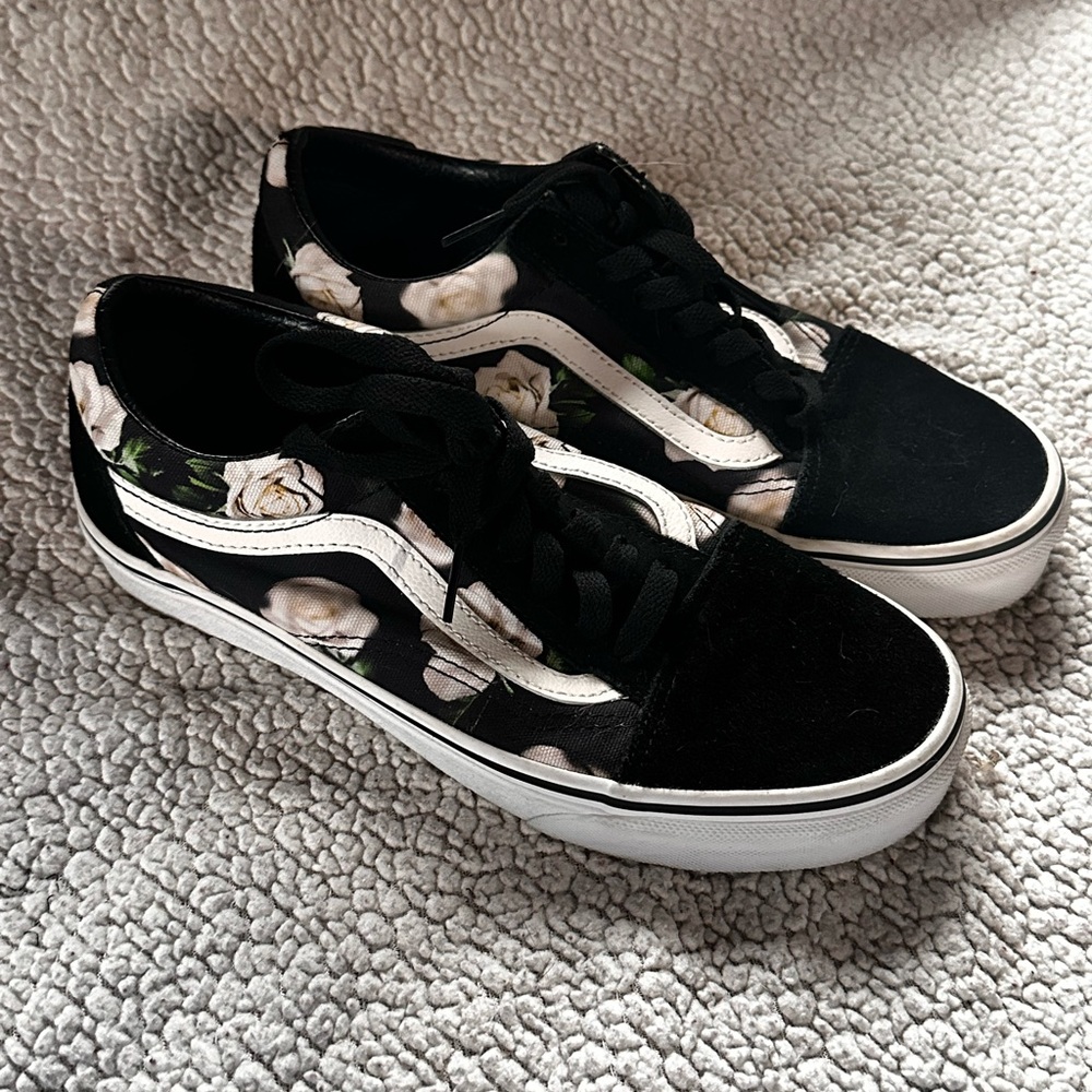 NEW Women’s Vans Black and White Rose Print with Suede Accents size 7.5